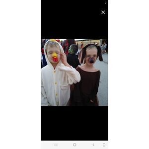 Halloween chicken costume (facial)